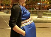 Look embarazada vestido camisero azul cinturón tribal
