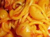 Tiburones Spaguetti tomate salchichas