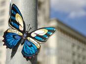 Mariposas hechas mano inundan ciudad Berlín para lanzar mensajes alegres motivadores.