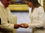 Dña. Letizia visita Papa Francisco. Polémica mantilla