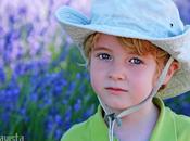 Ojos azules sobre campo malva