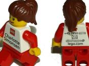 Lego traslada originalidad creatividad hasta tarjetas visita empleados.