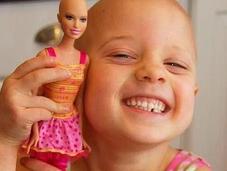 Marcas escuchan clientes. Barbies calvas para luchar contra cáncer