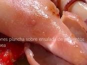 Chipirones plancha sobre ensalada pimientos
