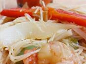 Fideos arroz salsa soja gambas