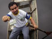 plena Amazonia, brasileños llegan canoa votar urnas flotantes