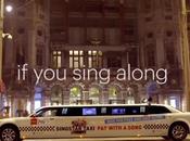 taxi paga cantando para promocionar videojuego SingStar