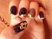 Manicura marrón dorada