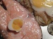 Salmón papas, cebollas huevos codorniz