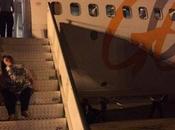 pasajera discapacitada tiene arrastrar escalerilla para abordar avión