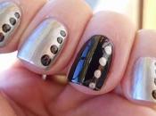 Manicura plateada negra puntos
