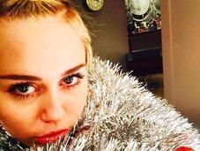 Miley Cyrus recibe alta hospitalaria viste árbol Navidad
