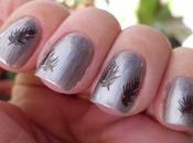 Manicura plateada plumas