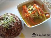 Curry verduras arroz salvaje