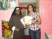 Mujeres Poetas Internacional dona libros biblioteca rural