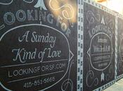 "Looking Love". mujer busca novio través original mural flyers calle.