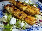 Brochetas pollo salsa yogur