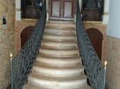 Tras puerta.