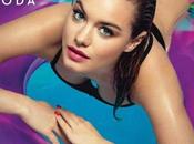 Camille Rowe posa piscina para Moda
