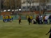 Patadas aficionados entrenador cadete Cornellá golpes árbitro Espluguens (Videos)
