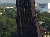 Hombre desnudo rescatado después quedarse atascado encima puente levadizo