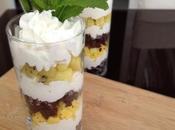 Trifle bizcocho, frutas amarillas crema chantilly