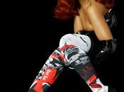 Rihanna Stance para crear unos calcetines encima rodilla