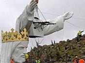 Fieles curiosos acuden estatua Cristo grande mundo Polonia