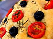 Focaccia tomate aceitunas orégano {Seguimos aprendiendo hacer panes}