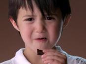 Cómo reacciona niño probar primera chocolate negro