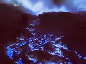 Fuego azul, ríos azufre fluyendo volcán indonesio