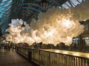 100.000 globos blancos forman creativa nube Covent Garden, Londres