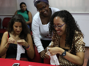 Gobierno Maduro enseña “confeccionar” toallas sanitarias tela ante escasez