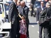 Niña hispana burla dispositivo seguridad llega #ElPapaFrancisco