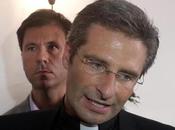 Krzysztof Charamsa, prelado católico Roma, confiesa abiertamente homosexualidad.