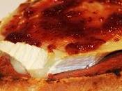 Tosta foie pato, rulo cabra mermelada frambuesa chocolate blanco