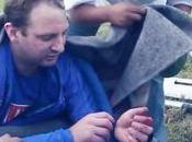 Paracaidista cuelga 10.000 pies cuando mono queda atascado avión