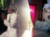 Rivers Cuomo convierte excéntrico telepredicador vídeo oficial Weezer para 'Thank Girls'