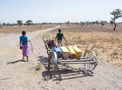 Niño ceba niñas Etiopía