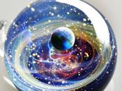 artista ubica universos mágicos adentro esferas cristal