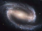 galaxia espiral barrada 1300