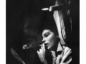 mujer fuma