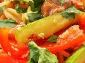 Espaguetis verduras salsa cacahuetes thai
