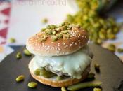 Hamburguesa brioche pistachos, pepinillos queso camembert