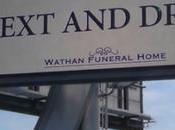 Esta valla publicitaria funeraria pide uses teléfono volante