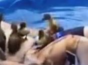 nene divierte baña junto nuevos amigos, patitos!