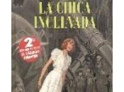 ciudades oscuras: chica inclinada