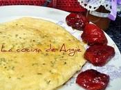 Tortilla esponjosa queso tomates piové