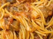 Espaguetis atún salsa berenjenas dátiles gluten