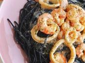 Espaguetis negros calamares gambas salsa cremosa vino blanco